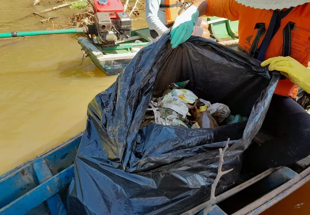 Pescadores em ação de coleta de lixo