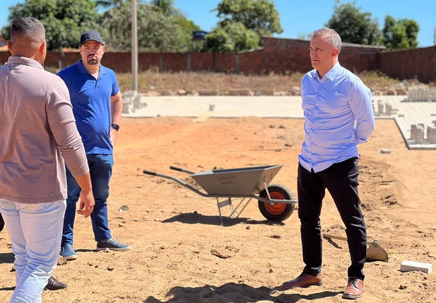 Prefeito de Curimatá visita obra da nova praça de eventos