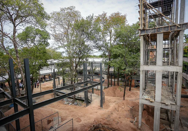 Prefeito visita obra da escola 15 de Outubro na zona Norte de Teresina