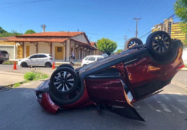 Veículo capota após colisão no bairro Redenção em Teresina