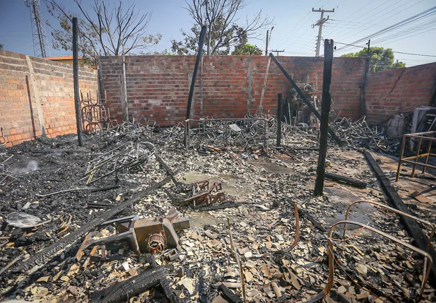 Fábrica de estofados fica destruída após incêndio em Teresina