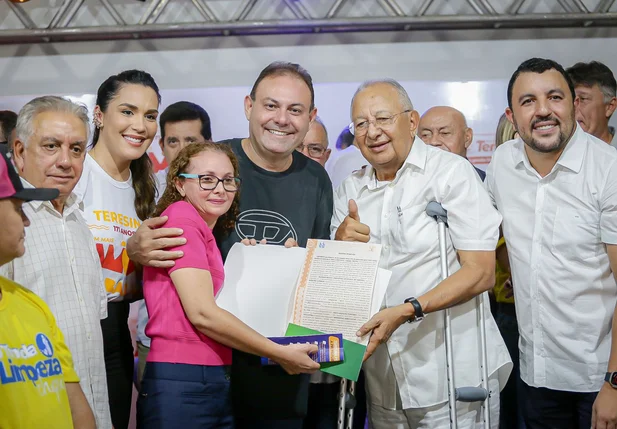 Dr. Pessoa entrega 600 registros de imóveis na zona sul de Teresina