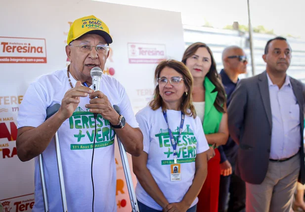 Dr. Pessoa participa do plantio de árvores na Avenida Ferroviária