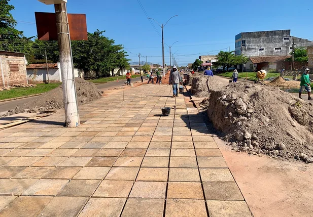 Esperantina realiza obras em canteiro central de Avenida