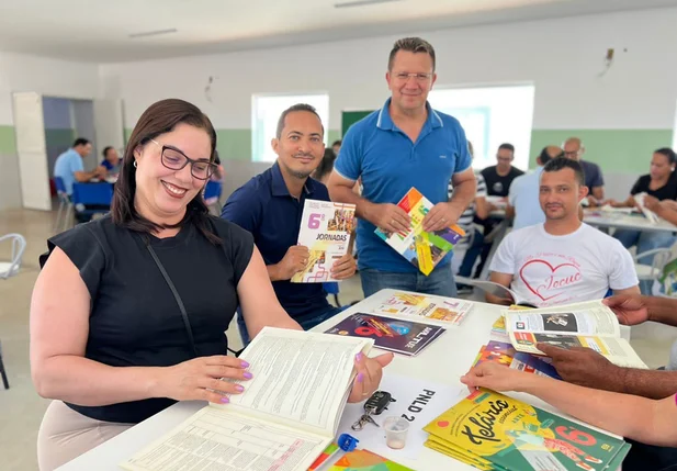 Professores se reúnem para a escolha de livros didáticos