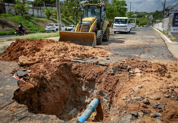 Adutora rompe e deixa 22 bairros da zona leste de Teresina sem água