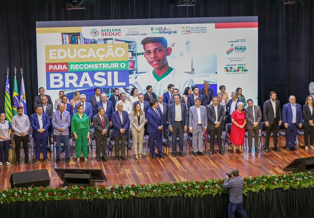 Ministro Camilo Santana lança programas de Educação no Piauí