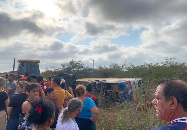 Ônibus com religiosos do Piauí tomba e deixa um morto em Pernambuco