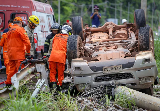 S10 capota e deixa um morto em Teresina