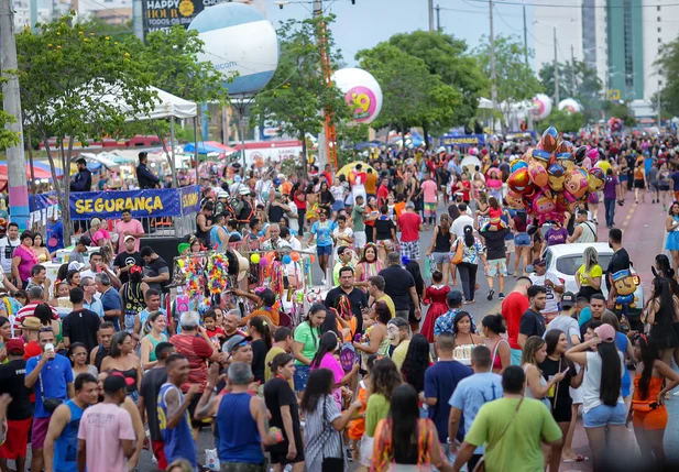 Corso de Teresina 2024 reúne foliões na Avenida Raul Lopes