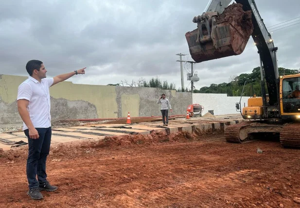 Diretor do DER-PI visita obra do rebaixamento da Avenida João XXIII