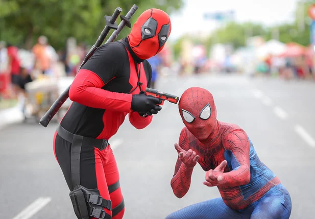 Fantasias criativas dos foliões no Corso de Teresina