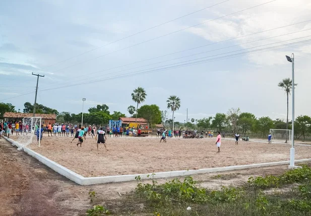 Prefeito Genival Bezerra inaugura quadra de areia em Joaquim Pires