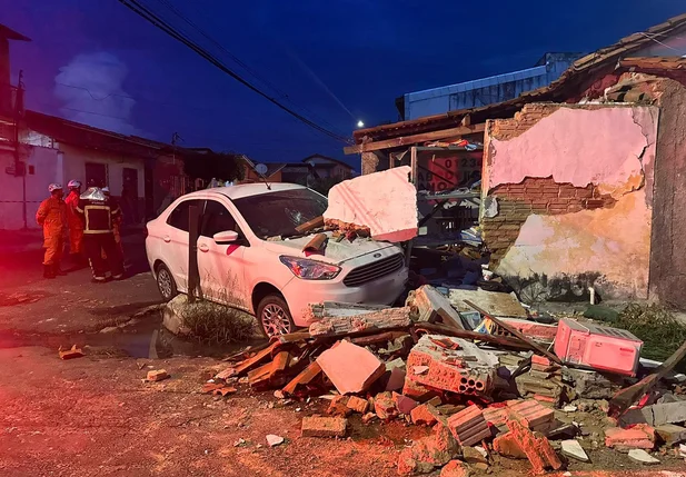Carro invade reforço escolar e deixa três crianças feridas em Teresina