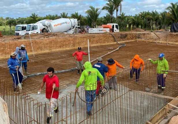 Obras do Centro Esportivo em Esperantina seguem em ritmo acelerado