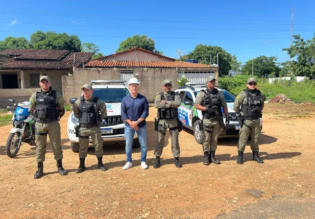 Prefeito de Curimatá realiza vistoria em obra da nova praça de eventos