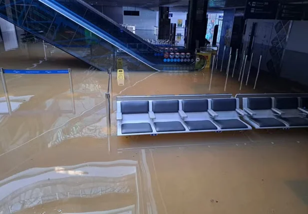 Aeroporto de Porto Alegre é fechado após ficar completamente alagado