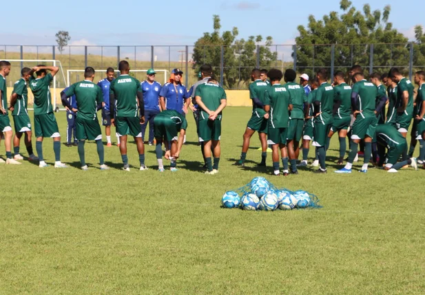 Altos realiza último treino em Teresina antes do duelo com o Águia