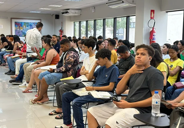 Eleitores enfrentam longa fila em Teresina no fórum eleitoral