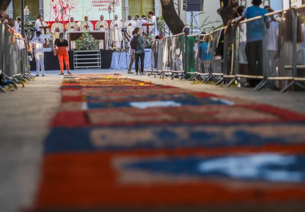 Fiéis participam de celebração de Corpus Christi em Teresina