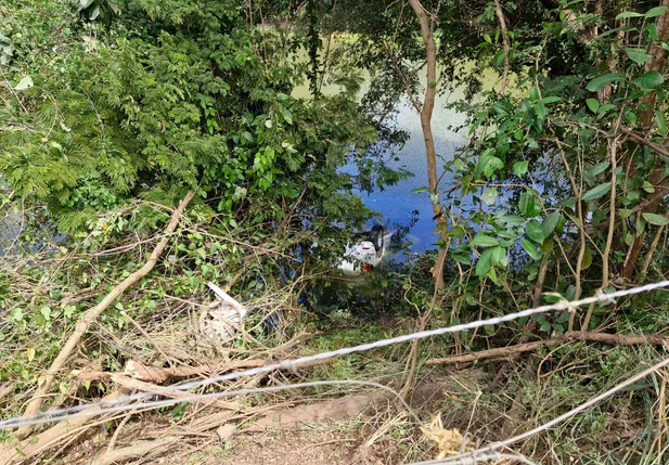 Homem morre após veículo cair em açude em Teresina
