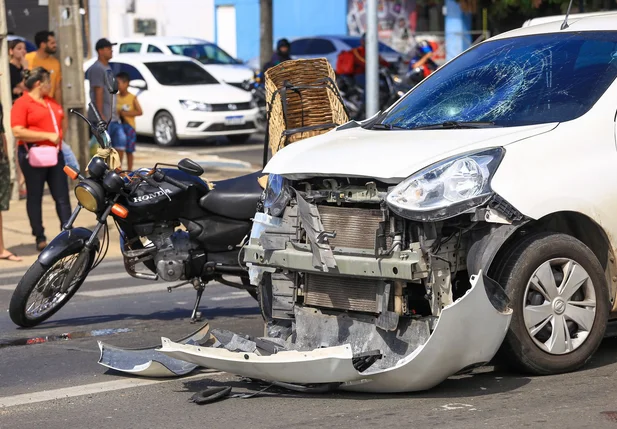 Motociclista morre ao ser atropelado por carro no Lourival Parente