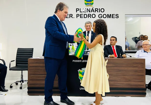 Gustavo Medeiros toma posse para segundo mandato como prefeito
