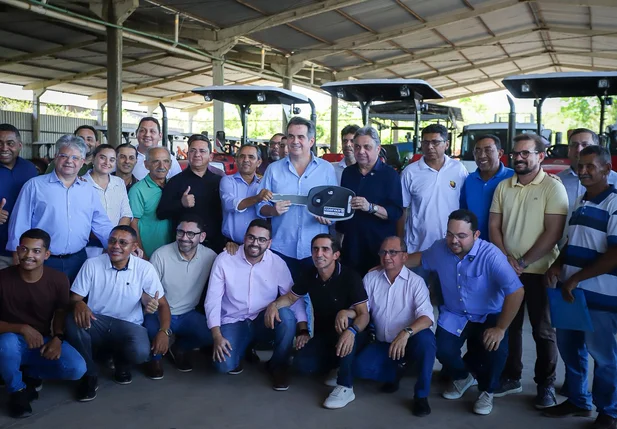 Ciro Nogueira entrega equipamentos na Codevasf