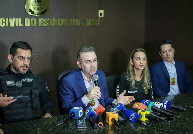 Coletiva de imprensa com delegados da DECCOR