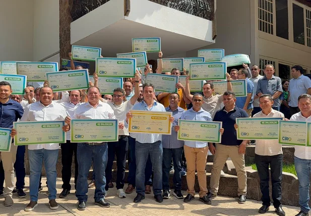 Entrega de cheques simbólicos para prefeitos de municípios piauienses