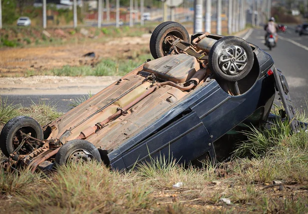 Família fica ferida após carro capotar na BR 316 em Teresina