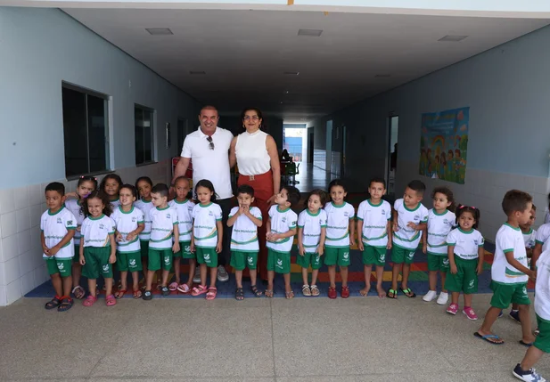 Prefeito Adelmo da Cincal entrega novos uniformes para alunos