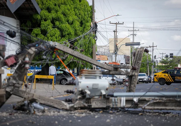 Caminhão derruba postes e deixa região sem energia elétrica