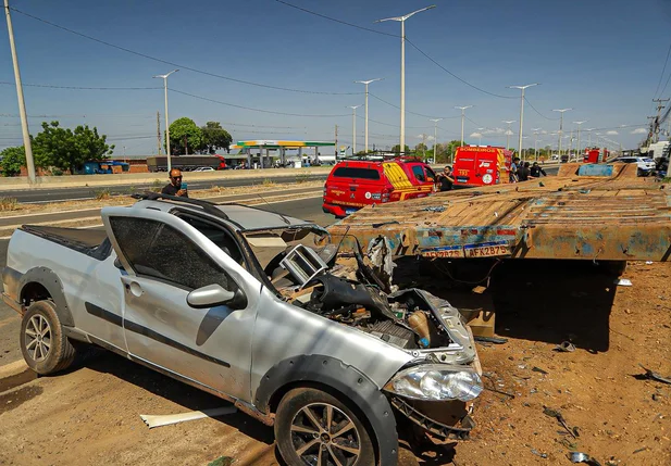 Motorista fica preso às ferragens ao colidir carro em caminhão