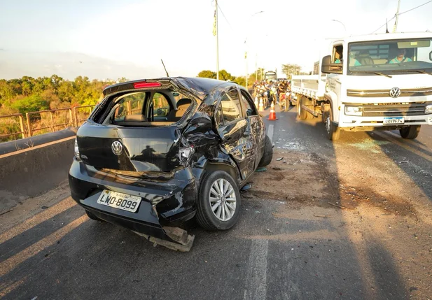 Trecho da Ponte Tancredo Neves é interditado após acidente