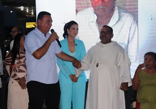 Prefeito Rogério Castro inaugura revitalização da Praça da Igreja do b