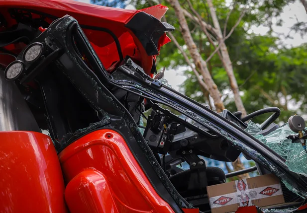 Máquina agrícola avaliada em R$ 1,5 milhão colide na Ponte Metálica