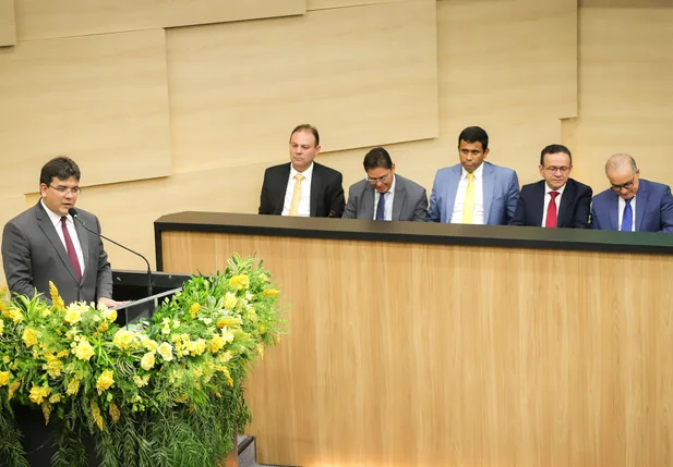 Rafael Fonteles fazendo a leitura da mensagem anual