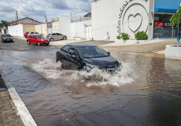 Vazamento d'água causa alagamento na zona Leste de Teresina