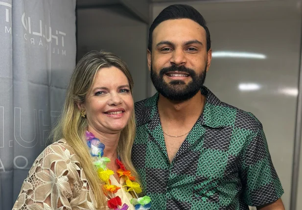 Concurso de escolas de samba e show agitam a segunda noite de Carnaval