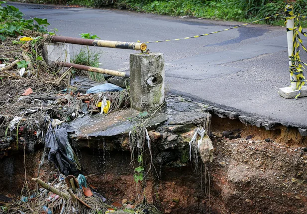 Moradores do Lourival Parente reclamam de cratera no bairro