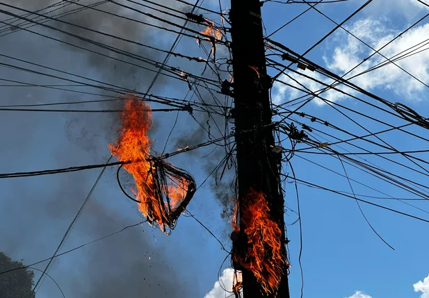 Poste pega fogo em frente a agência do INSS na Avenida João XXIII