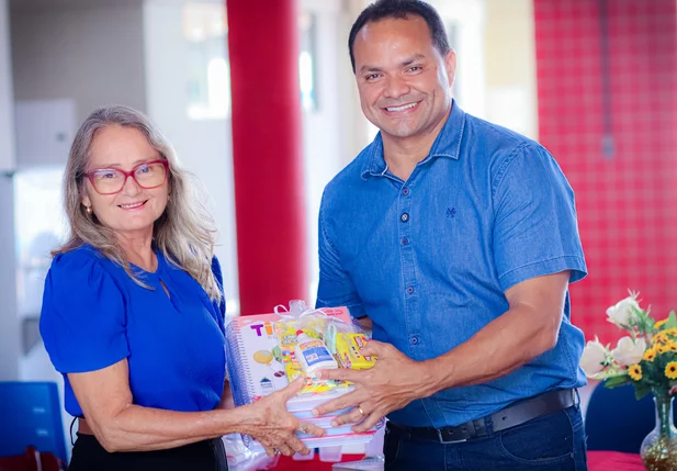 Prefeito Pedro Gomes entrega brinquedos e materiais escolares