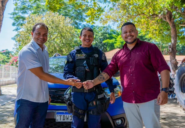 Prefeitura de José de Freitas entrega viatura e trator para secretaria