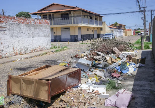 Moradores reclamam de lixo não recolhido no bairro Novo Horizonte