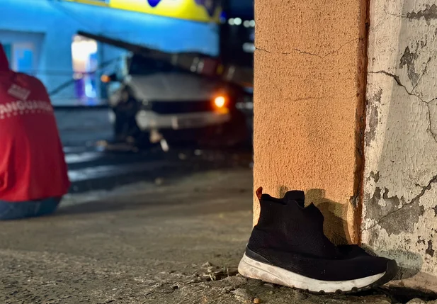 Estudante de Medicina colide carro em moto e derruba poste