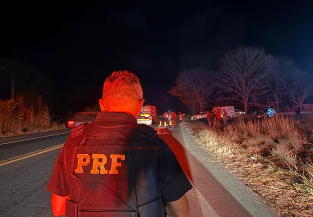 Homem morre e outro fica ferido em grave acidente na BR 343