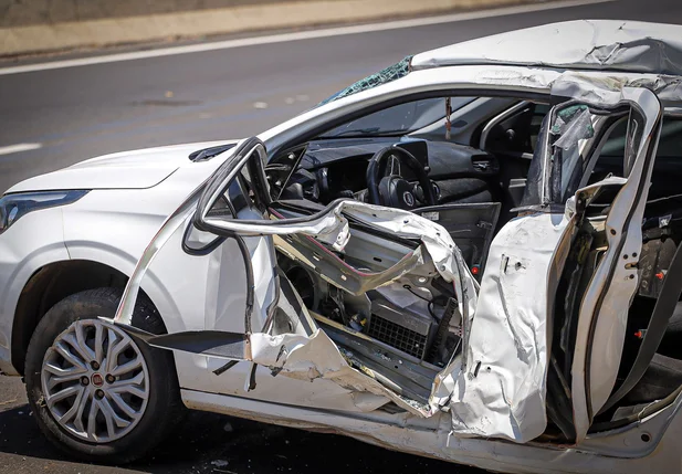 Jovem morre após perder controle do carro e colidir com poste