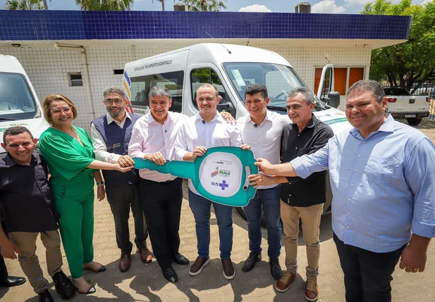 Ministro Wellington Dias entrega vans adaptadas para 22 municípios