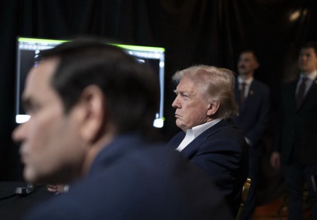 Governo dos EUA divulga fotos de Trump durante a captura de Maduro